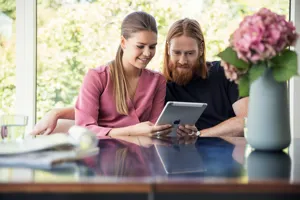 ungt par kigger på boliger på ipad