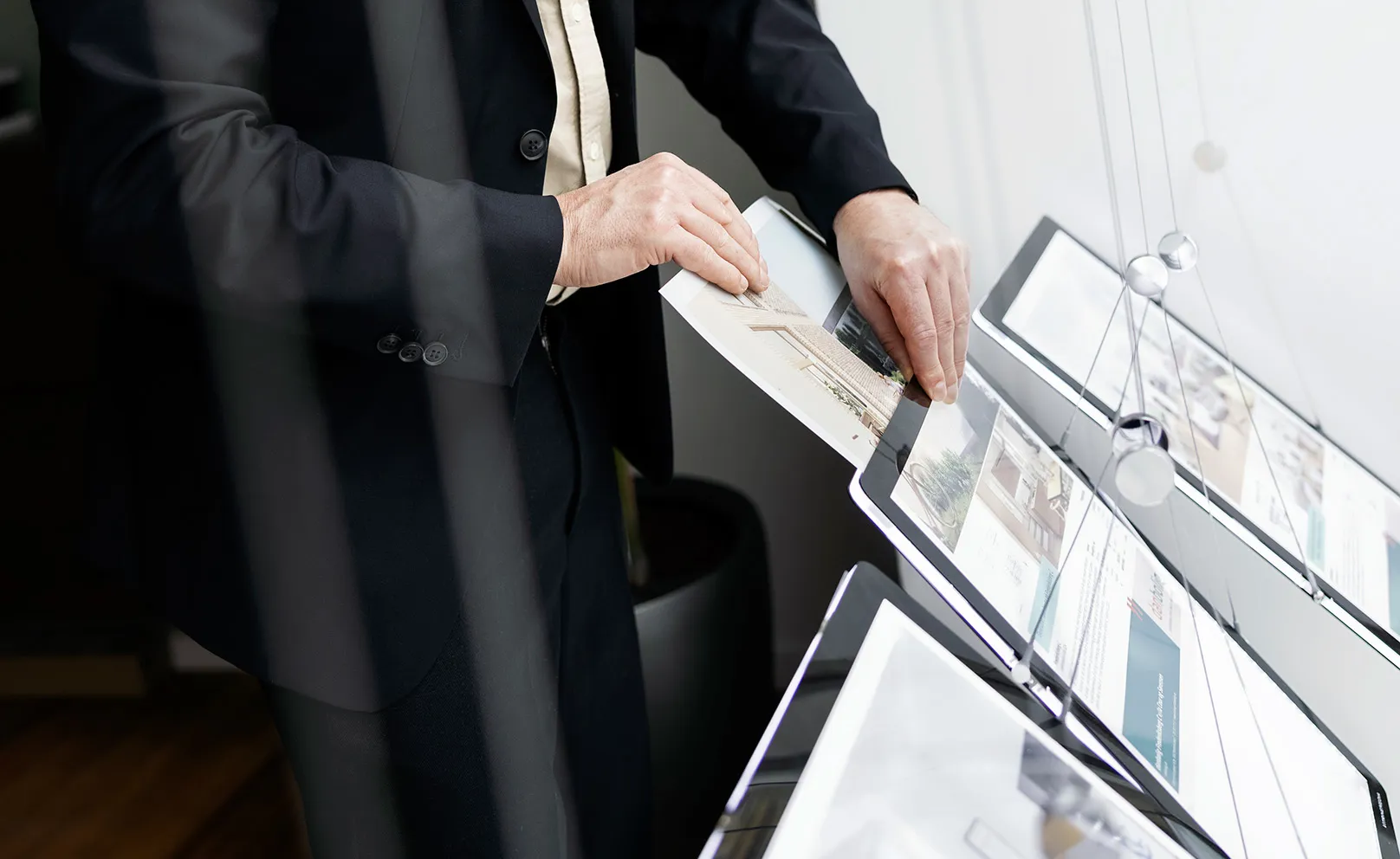 Ejendomsmægler sætter boligannoncer i vinduet i en danbolig-butik