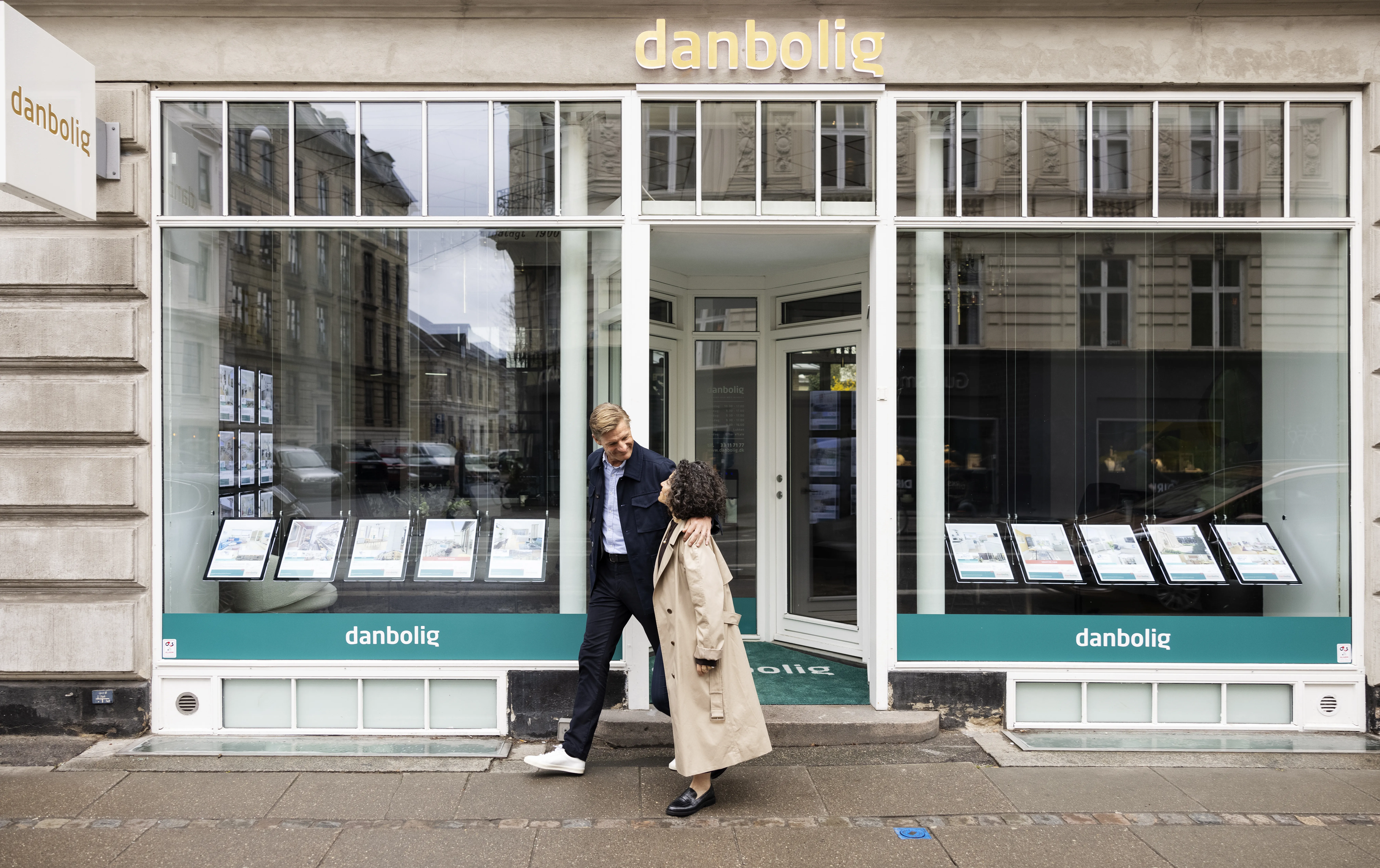 Par går forbi en danboligbutik