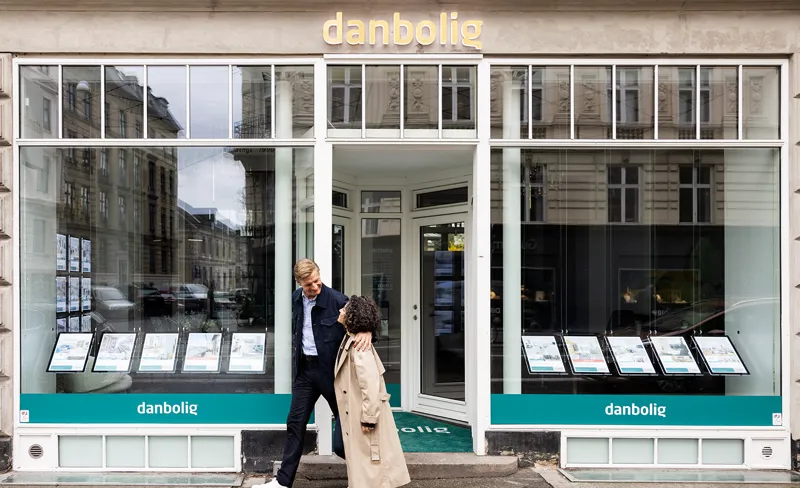Par går forbi en danboligbutik