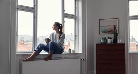 pige i vindueskarm i lejlighed