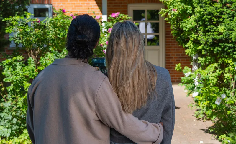 Par holder om hinanden og kigger på potentiel ny bolig