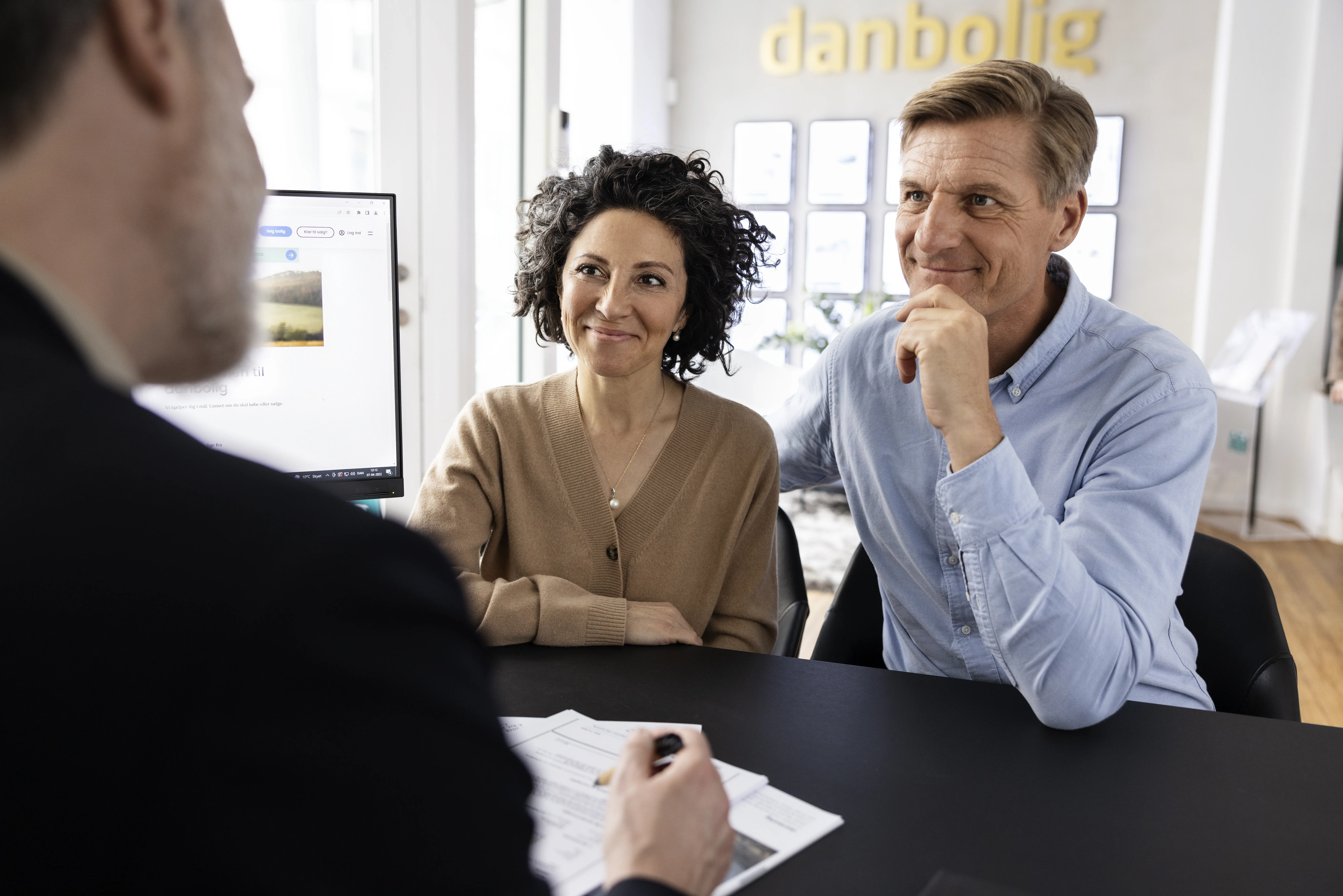 To personer er til møde med ejendomsmægler i danbolig-butik
