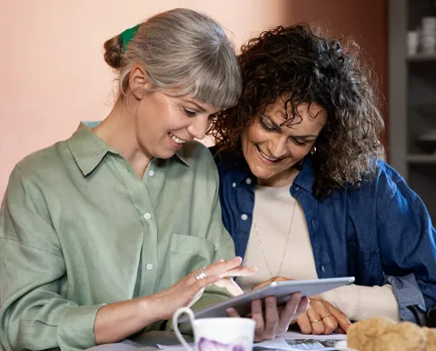 To kvinder kigger på en iPad